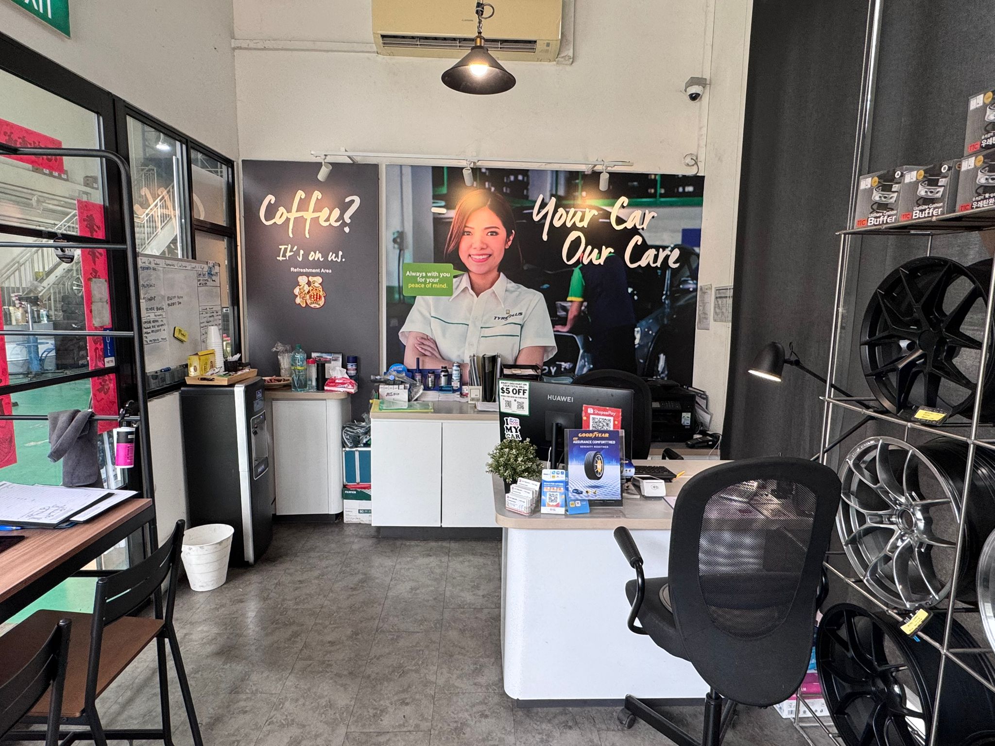 Customer lounge at TYREPLUS Woodlands car workshop with free Wi-Fi
