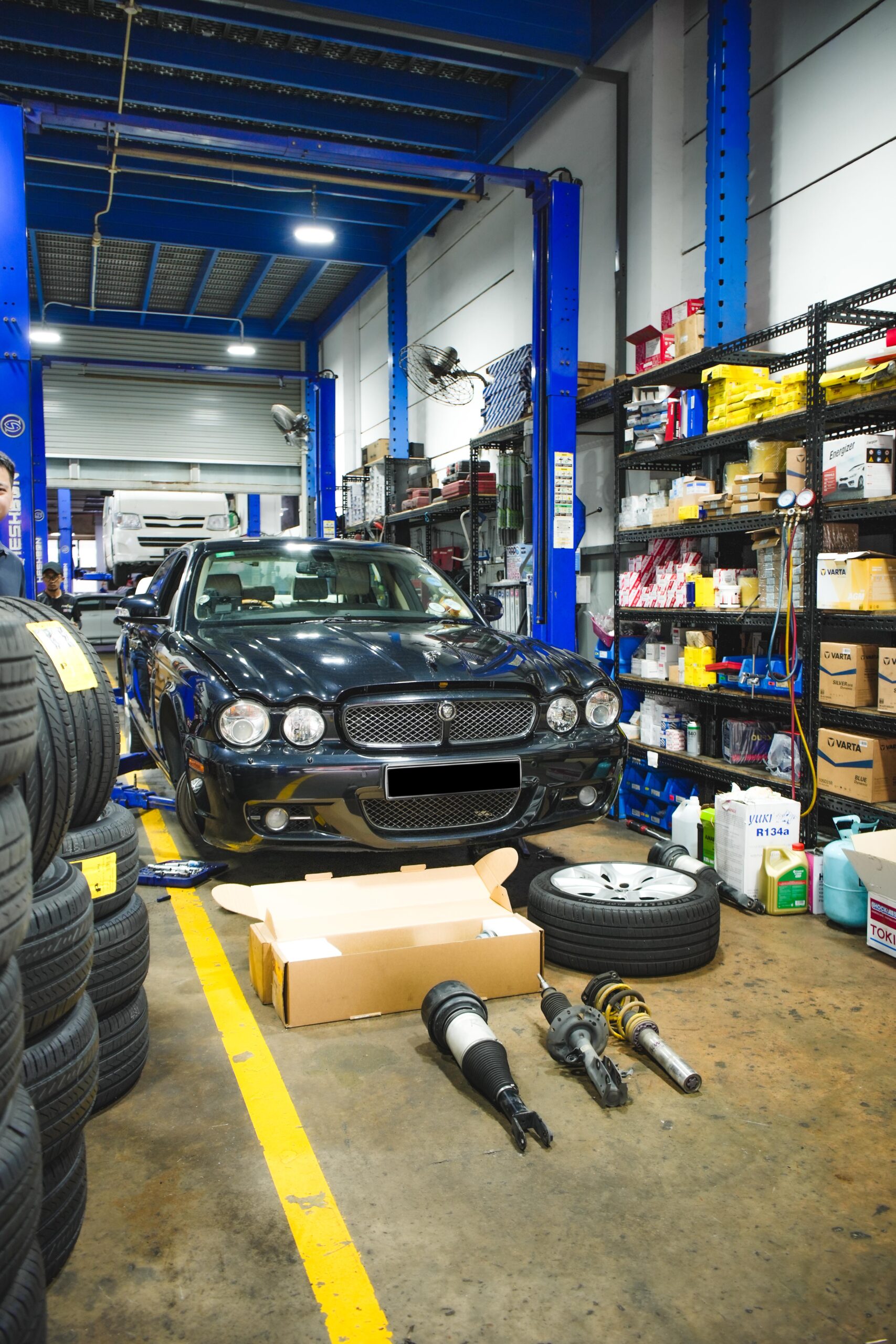 Second service bay at TYREPLUS Toh Guan tyre workshop