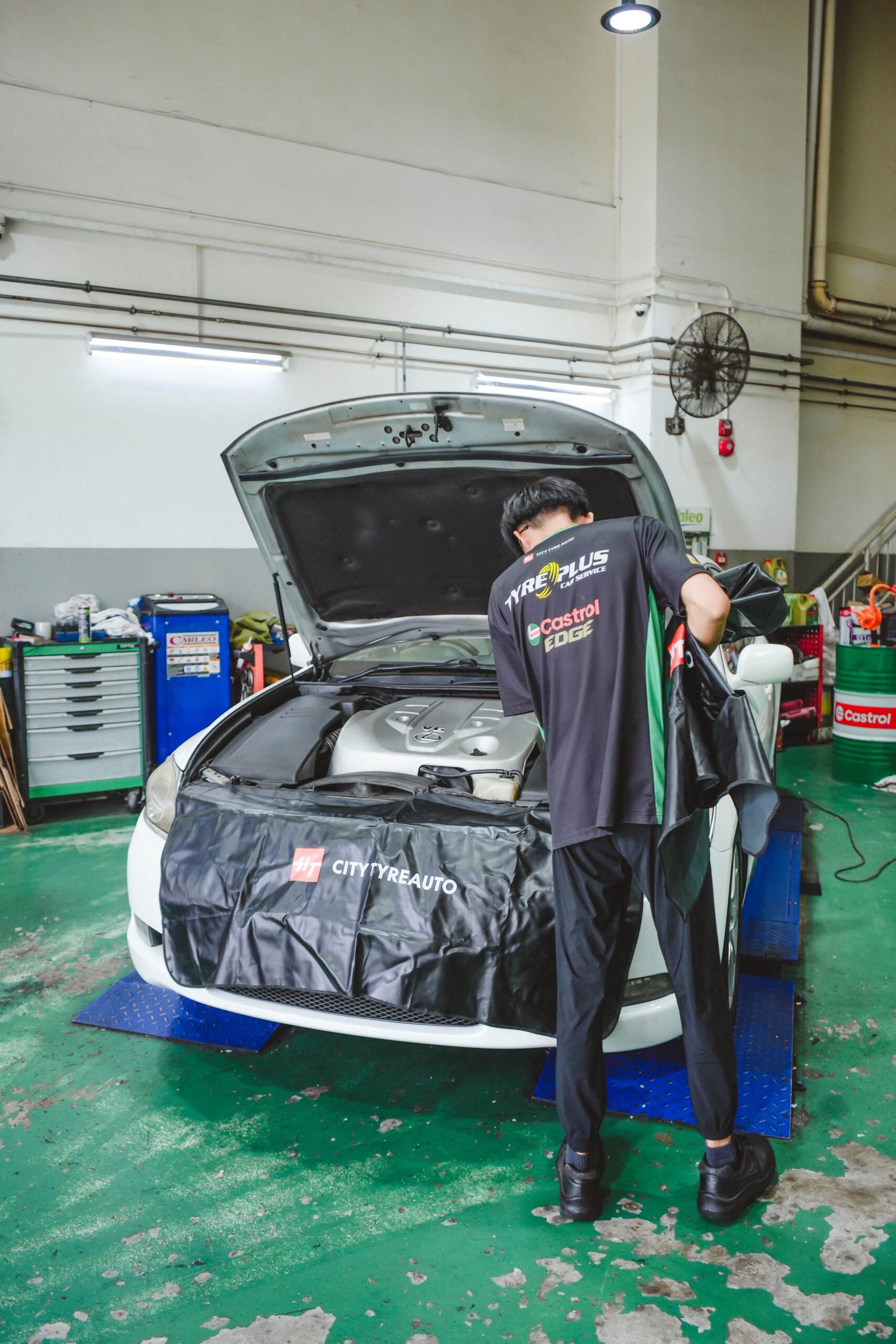 Hydraulic lift tyre bay at TYREPLUS Woodlands car workshop
